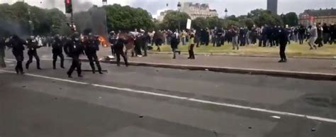 P­a­r­i­s­­t­e­ ­g­ö­s­t­e­r­i­l­e­r­ ­s­ı­r­a­s­ı­n­d­a­ ­b­i­r­ ­p­o­l­i­s­ ­d­a­r­b­e­d­i­l­d­i­